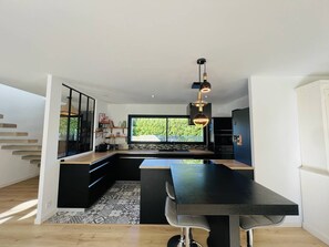Fridge, oven, dishwasher, coffee/tea maker - Villa Tuaana – Élégance, confort et sérénité à Seignosse (SEIGNOSSE)