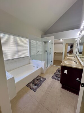 Håndklær og toalettpapir