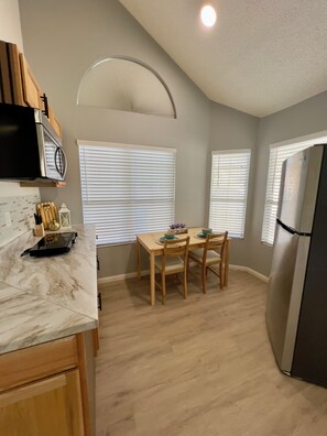 Refrigerador, microondas, placa de cocina, cafetera/tetera