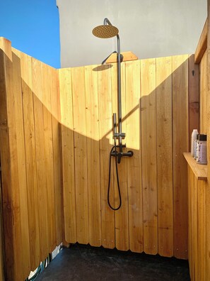 Shower, towels, soap, toilet paper - Time Capsule in the Sonoran Desert with AC (Tucson)