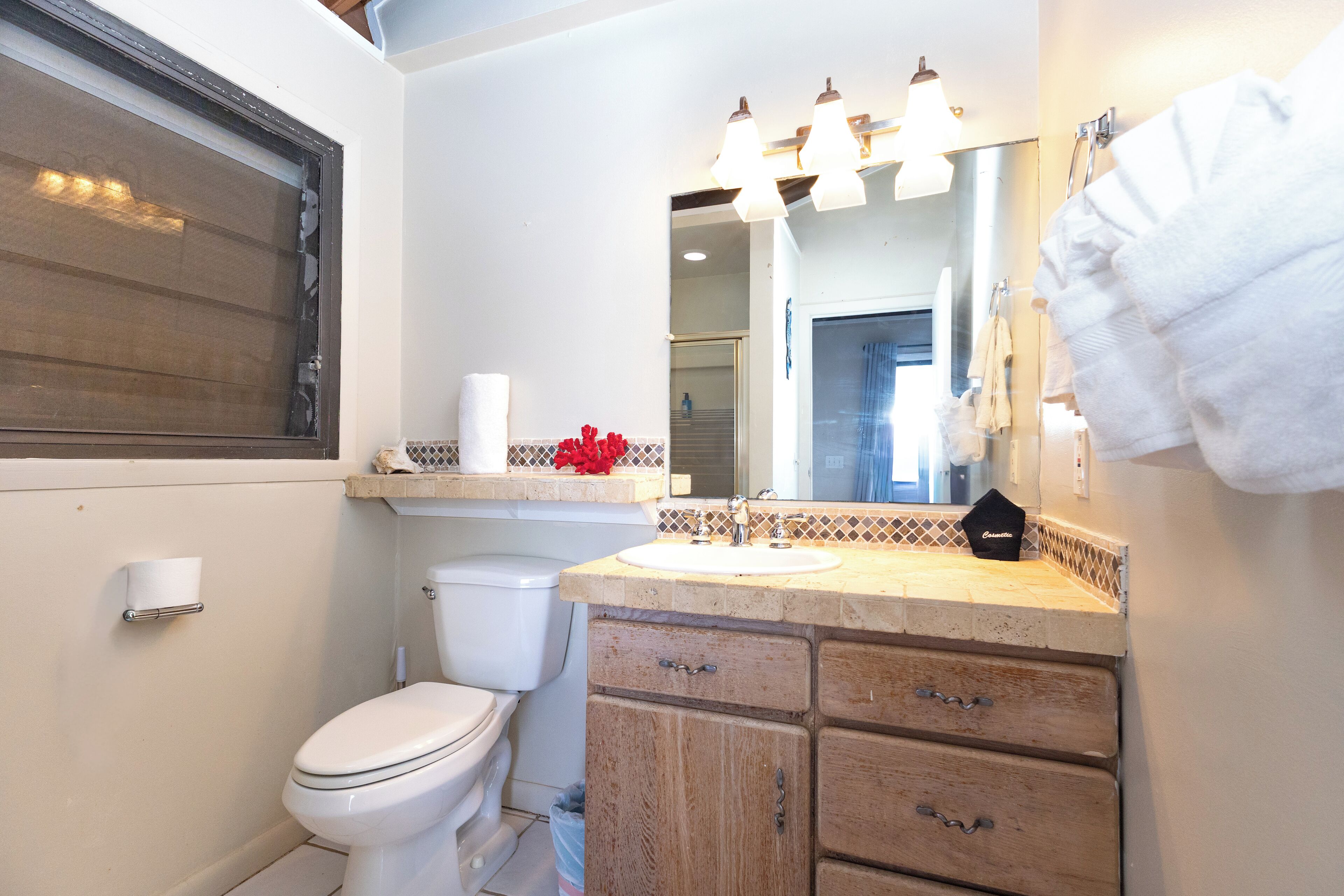 Pancuran mandi, tuala disediakan, sabun, syampu 