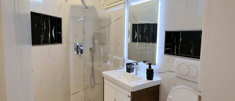 吹风机、毛巾、肥皂、卫生纸