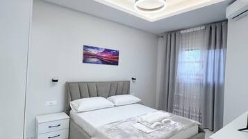 Tabla de planchar con plancha, wifi y ropa de cama