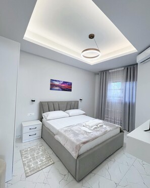 Tabla de planchar con plancha, wifi y ropa de cama