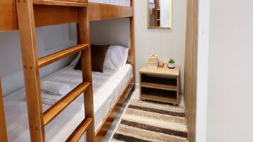 Tabla de planchar con plancha, wifi y ropa de cama