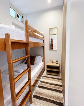 Tabla de planchar con plancha, wifi y ropa de cama