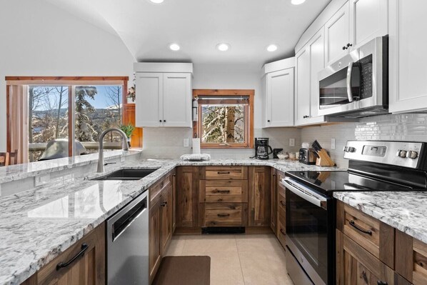 冰箱、微波炉、烤箱、炉灶