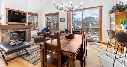 Main Street Condo, 3 Bedrooms, Mountain Views, Sleeps 9