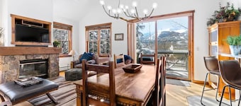Main Street Condo, 3 Bedrooms, Mountain Views, Sleeps 9
