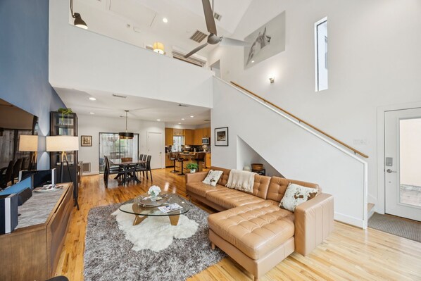 Smart-TV, DVD-spiller, bøker og musikkbibliotek