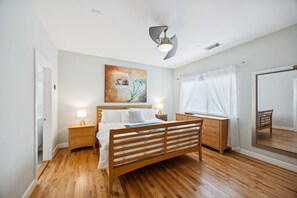 2 soverom, skrivebord, strykejern/-brett og reiseseng for barn