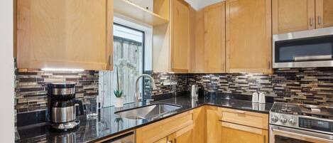 Køleskab, mikrobølgeovn, ovn, kogeplade