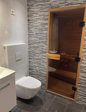 シャワー、ヘアドライヤー、タオル、トイレットペーパー