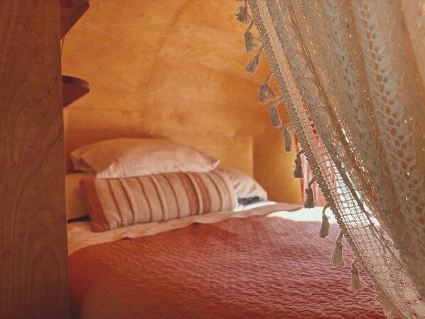 1 bedroom, Internet, bed sheets - Renovated 1976 Airstream Argosy, A Wooded Retreat in Oklahoma City (Oklahoma City)