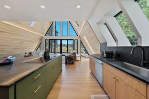 Køleskab, mikrobølgeovn, ovn, kogeplade