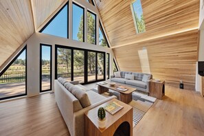 Smart-TV, Kamin, Stereoanlage