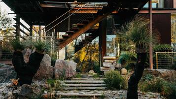 المنطقة المحيطة بالمنشأة