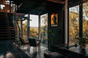 المنشأة من الداخل