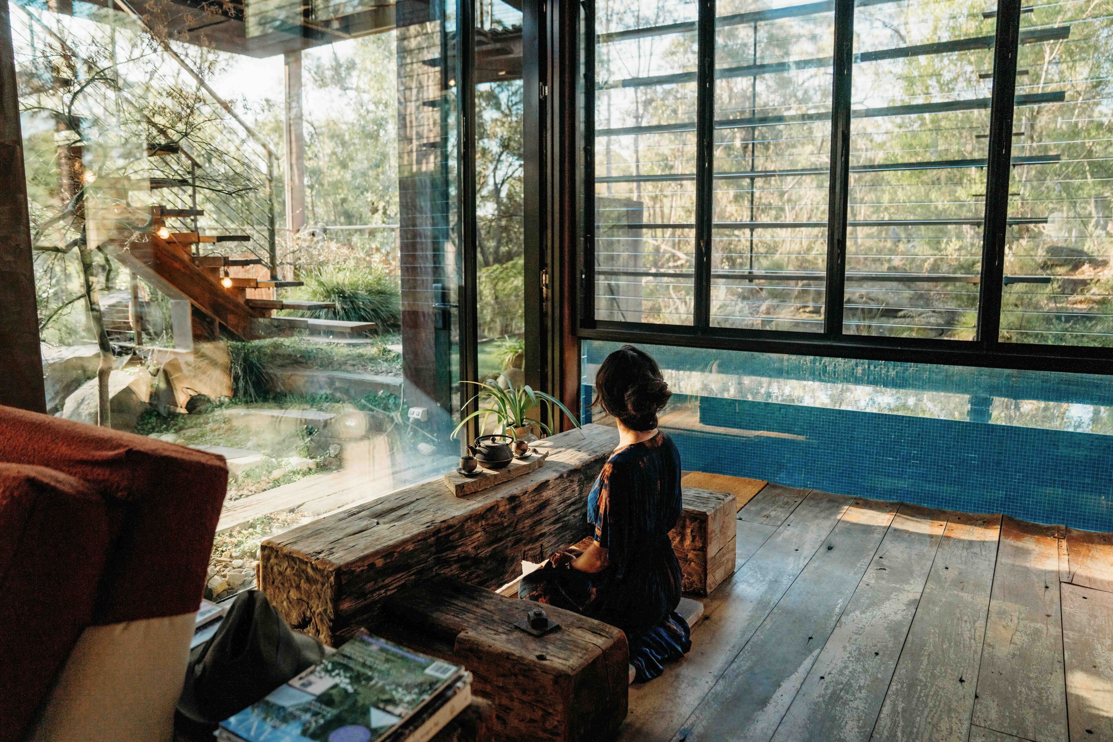 الم نشأة من الداخل