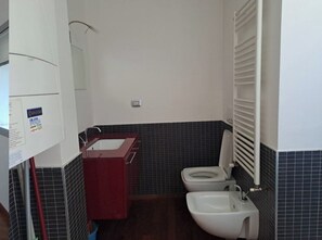 Haartrockner, Handtücher, Seife, Toilettenpapier