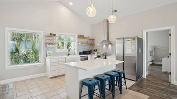 Een magnetron, een oven, een kookplaat, een vaatwasser