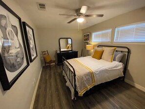 3 habitaciones, tabla de planchar con plancha y cuna de viaje 