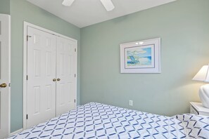 غرفة بتجهيزات أساسية