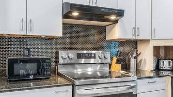 Mikrovågsugn, ugn, spishäll och diskmaskin