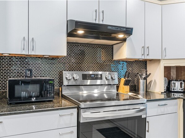 ميكروويف، فرن، موقد طهي مسطح، غسالة أطباق