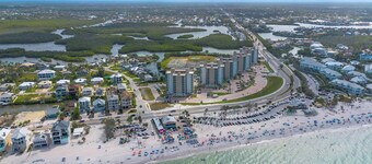 Charming condo 5 minute walk to the beach and restaurants