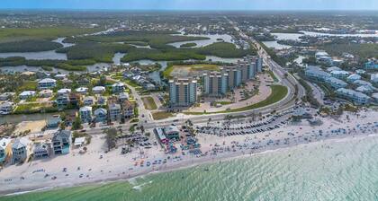 Charming condo 5 minute walk to the beach and restaurants