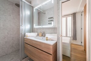 Shower, hair dryer, towels