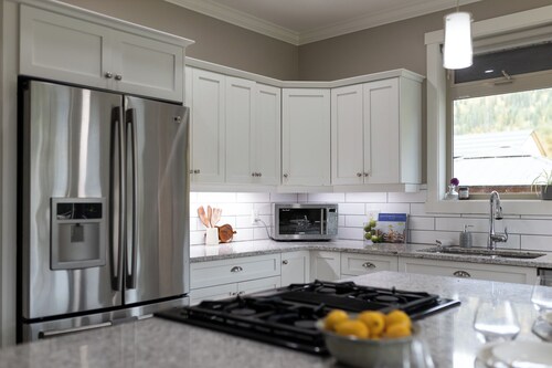  Gorgeous Executive Home w/ Hot Tub & Private Yard - 2 minutes to RMR