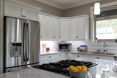 Gorgeous Executive Home w/ Hot Tub & Private Yard - 2 minutes to RMR