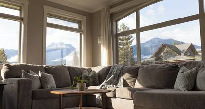 Gorgeous Executive Home w/ Sauna, Hot Tub & Private Yard - 2 minutes to RMR