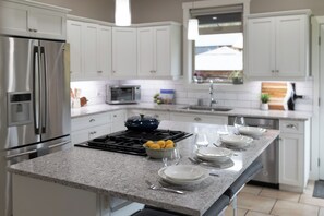 Microondas, parrilla de estufa y lavavajillas 