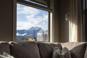 Televisión y chimenea 