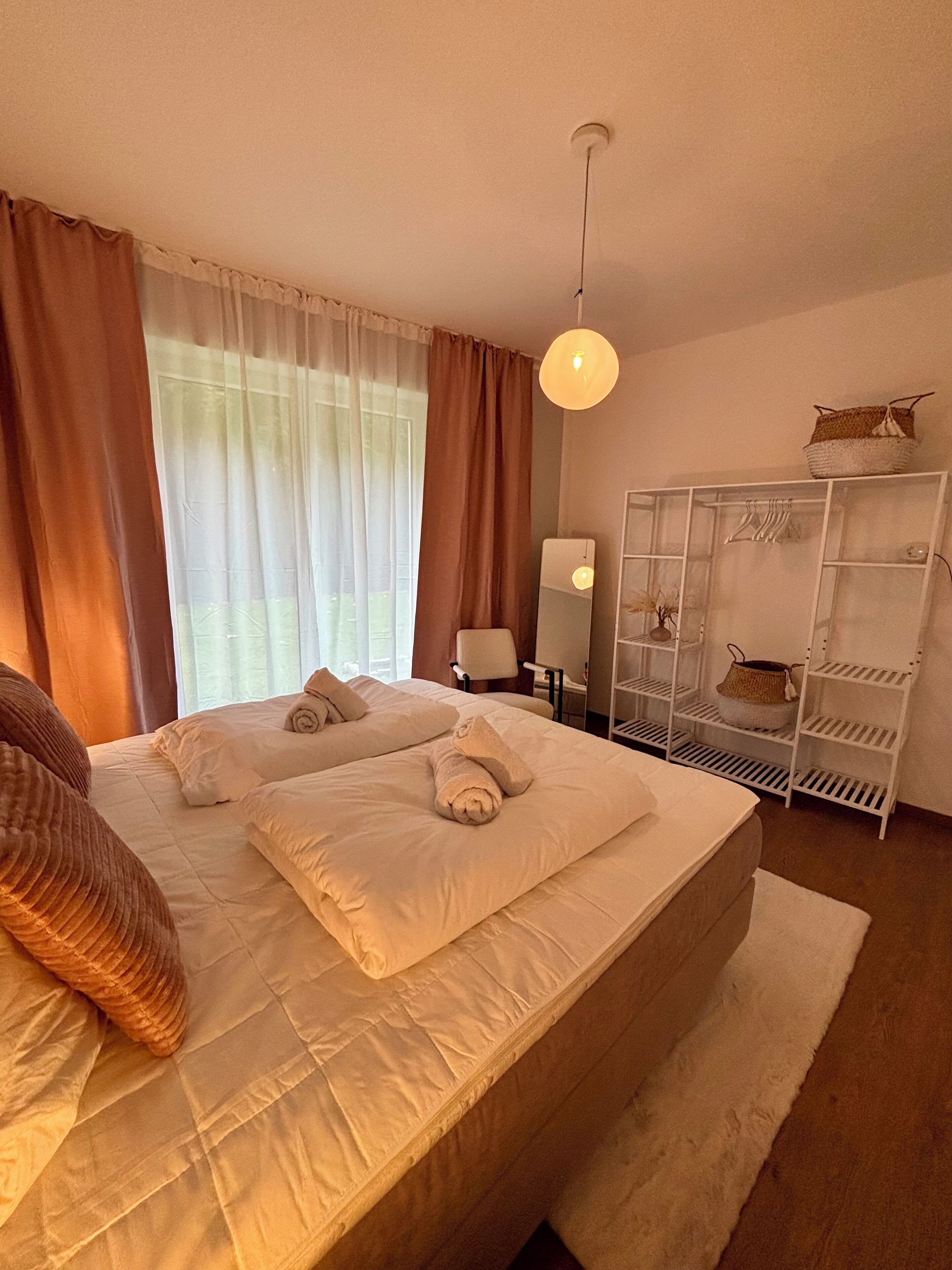 2 slaapkamers, een strijkplank/strijkijzer, internet, beddengoed