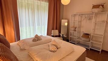2 slaapkamers, een strijkplank/strijkijzer, internet, beddengoed
