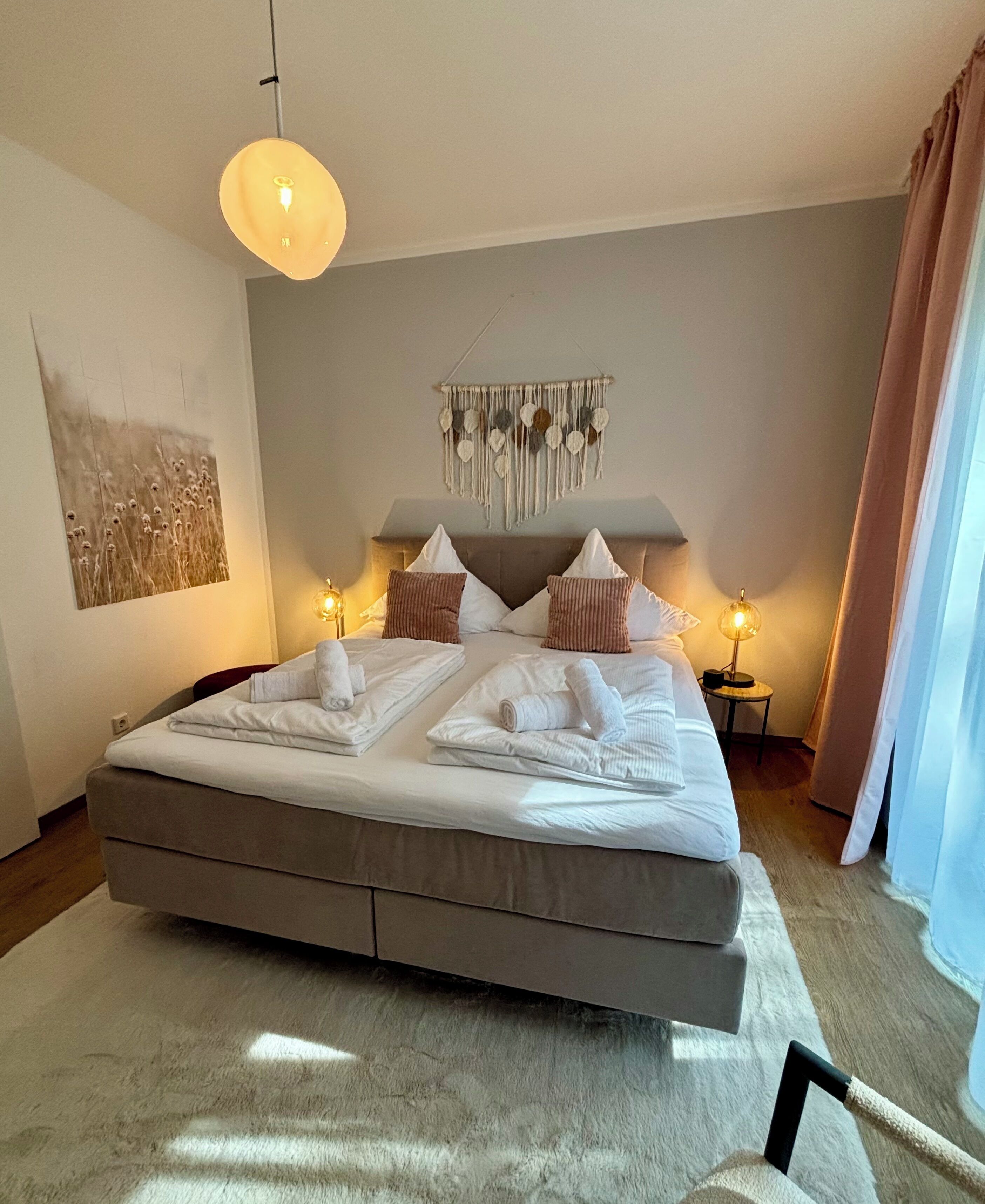 2 bedrooms, iron/ironing board, internet, bed sheets