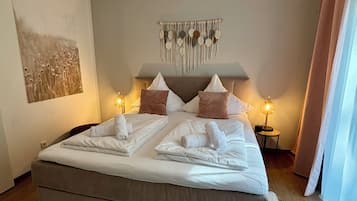 2 bedrooms, iron/ironing board, internet, bed sheets