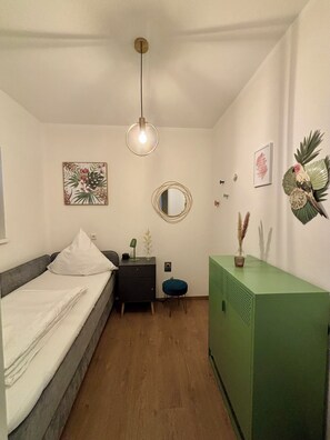 2 bedrooms, iron/ironing board, internet, bed sheets