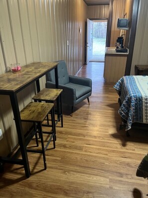 Room - Cozy studio shotgun apartment in the heart of the Ozarks (Osceola)
