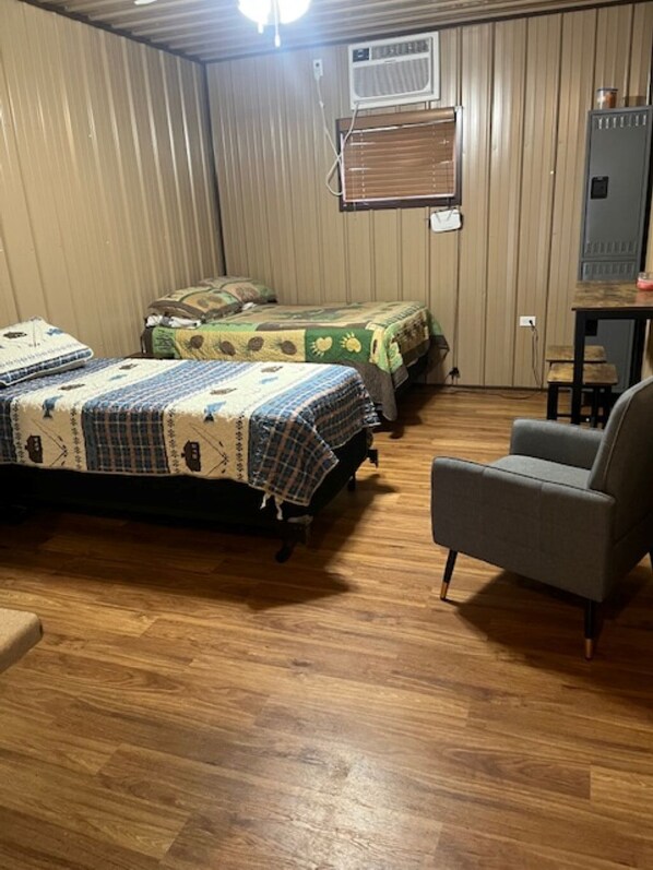 Room - Cozy studio shotgun apartment in the heart of the Ozarks (Osceola)