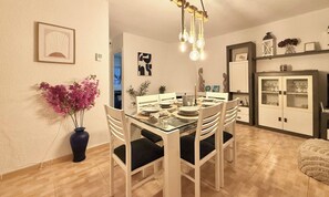 Dining - Tranquil 2-bedroom apartment with AC in La Mata (La Mata)