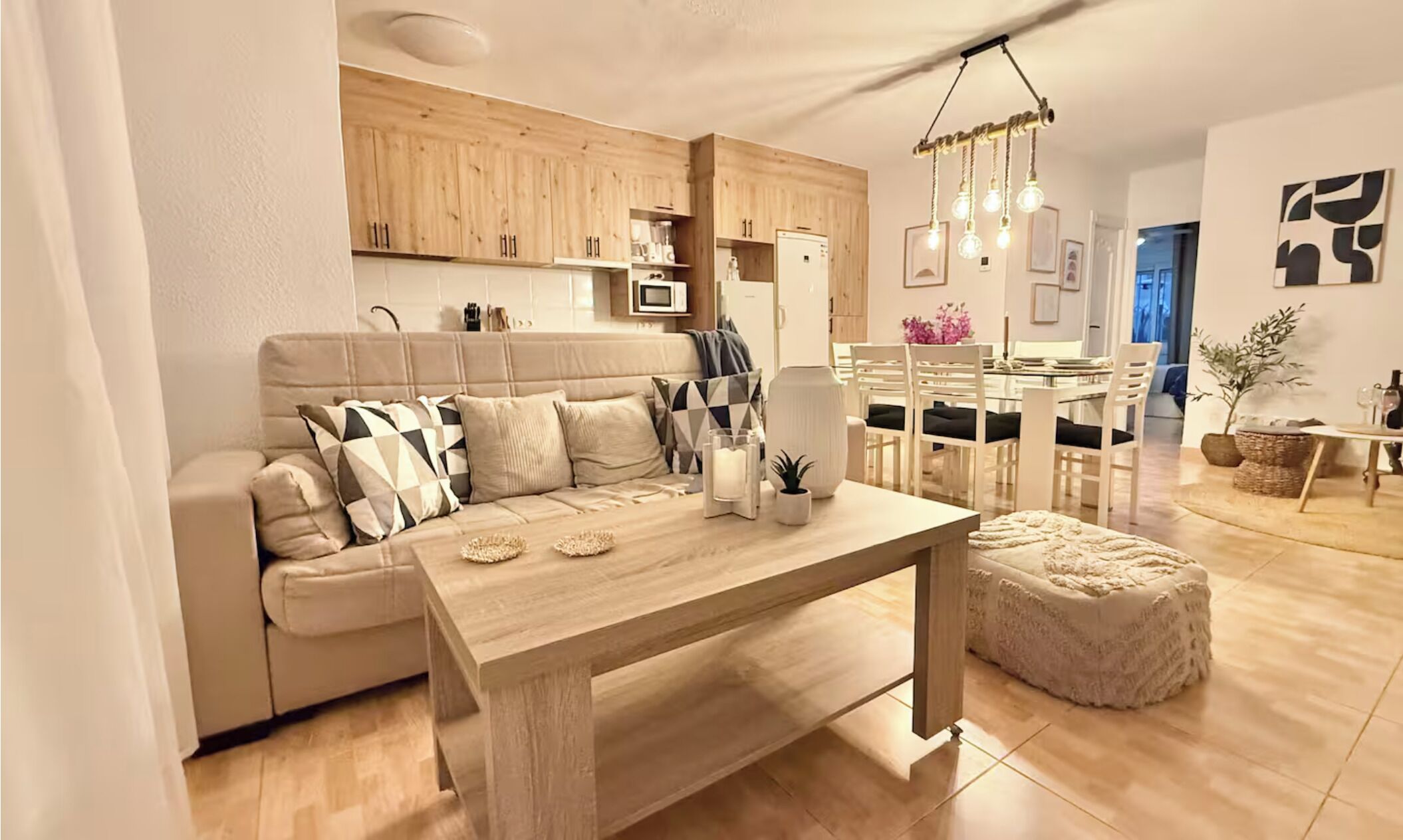 Een televisie en een open haard