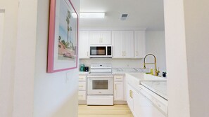 Een microgolfoven, een oven, een kookplaat, een vaatwasser