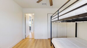 2 chambres, fer et planche à repasser, Wi-Fi, draps fournis