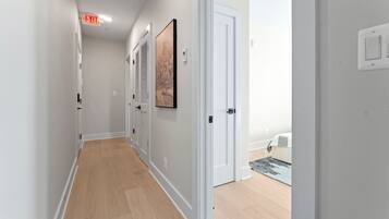 2 Schlafzimmer, Schreibtisch, Bügeleisen/Bügelbrett, Reisekinderbett