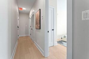 2 Schlafzimmer, Schreibtisch, Bügeleisen/Bügelbrett, Reisekinderbett